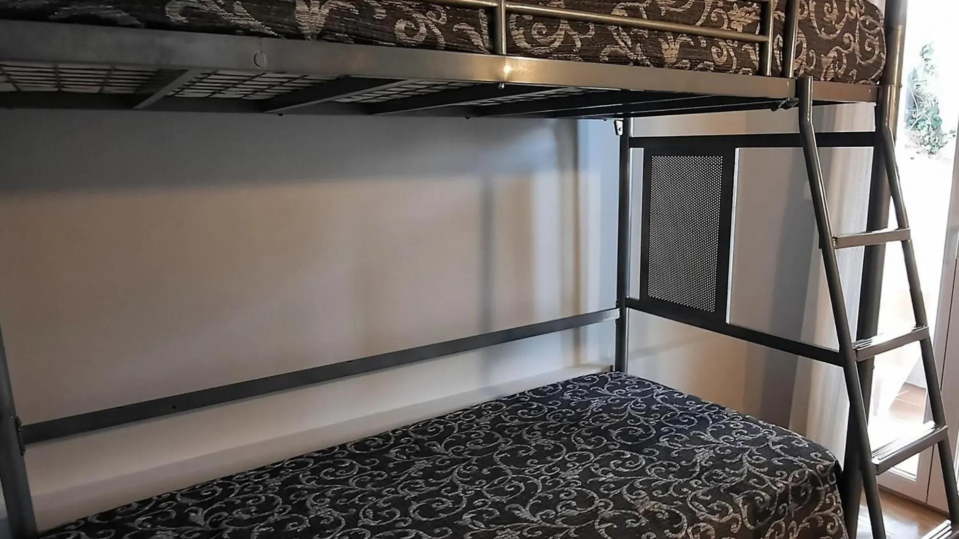 Apartmán Amplio Apartamento En Planta Baja Con Terraza Y Jardin, Cerca De La Playa Carboneras, Llanca - Es-170-1