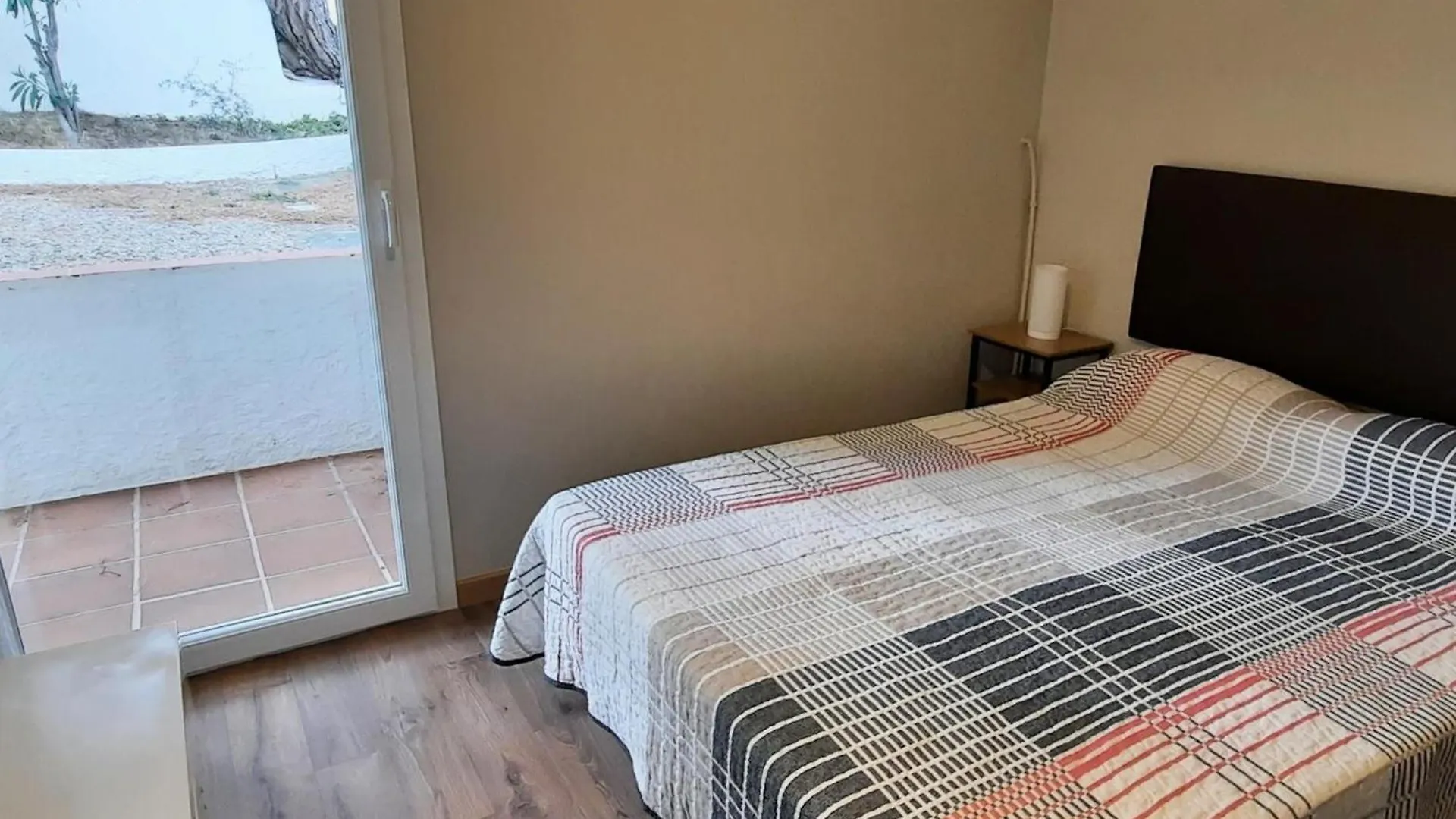 Amplio Apartamento En Planta Baja Con Terraza Y Jardin, Cerca De La Playa Carboneras, Llanca - Es-170-1 0*,